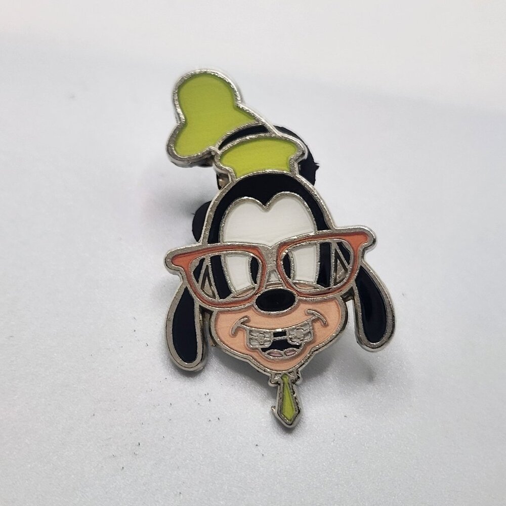 Disney Pin Goofy Wearing Glasses and Braces - Nerds Rock! Head Collection 2012